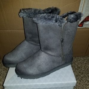 Airwalk Gray fur lined boots size 8